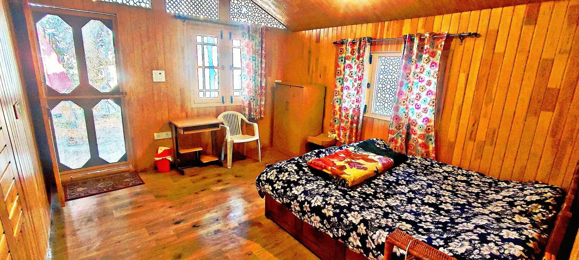 The Clover Inn Srīnagar エクステリア 写真